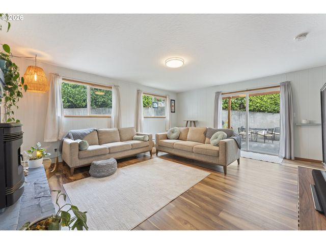 2185 N 8TH St, Coos Bay, OR 97420