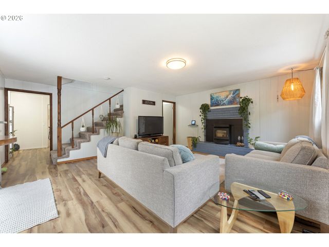 2185 N 8TH St, Coos Bay, OR 97420