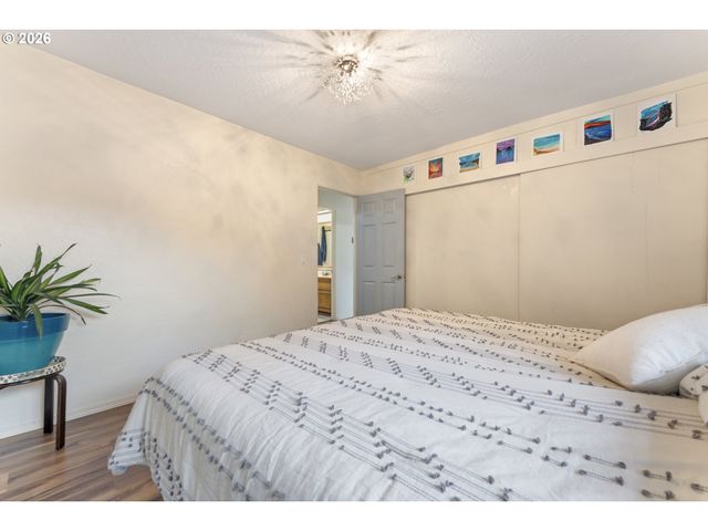 2185 N 8TH St, Coos Bay, OR 97420