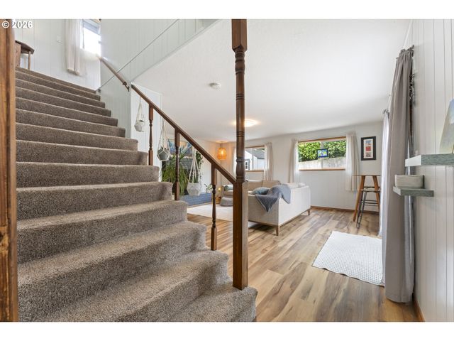 2185 N 8TH St, Coos Bay, OR 97420