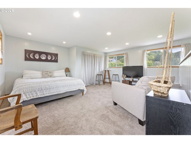 2185 N 8TH St, Coos Bay, OR 97420