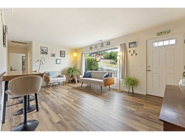 2185 N 8TH St, Coos Bay, OR 97420