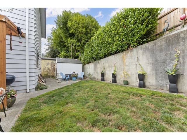 2185 N 8TH St, Coos Bay, OR 97420