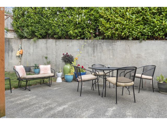 2185 N 8TH St, Coos Bay, OR 97420