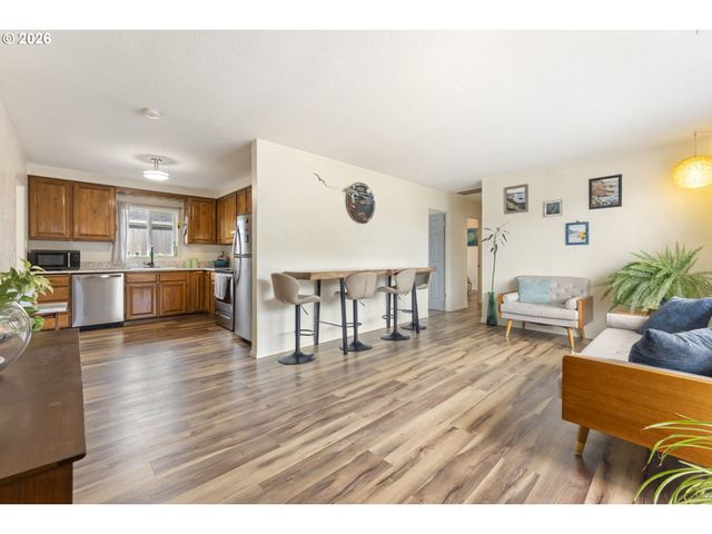 2185 N 8TH St, Coos Bay, OR 97420