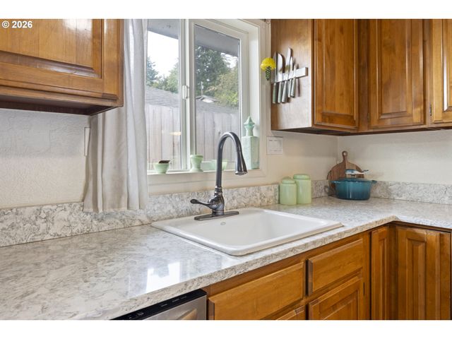 2185 N 8TH St, Coos Bay, OR 97420