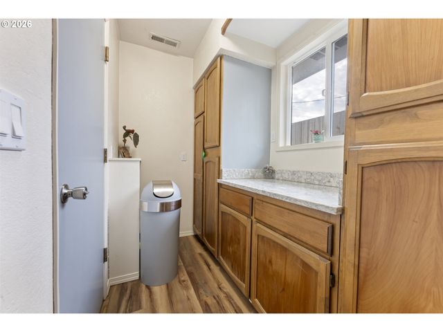 2185 N 8TH St, Coos Bay, OR 97420