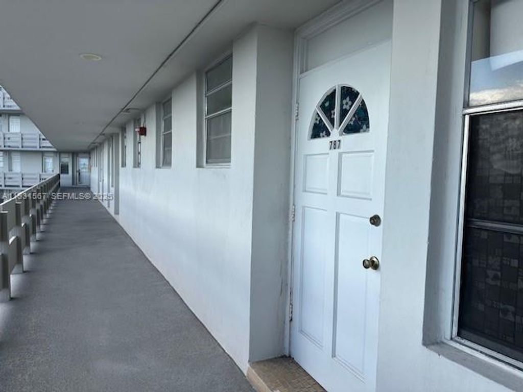 Image 11 of property listing at 1401 NE Miami Gardens Dr 787, Miami, FL 33179