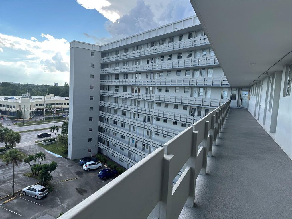 Image 12 of property listing at 1401 NE Miami Gardens Dr 787, Miami, FL 33179