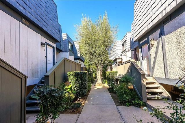 18550 Hatteras 16, Tarzana, CA 91356