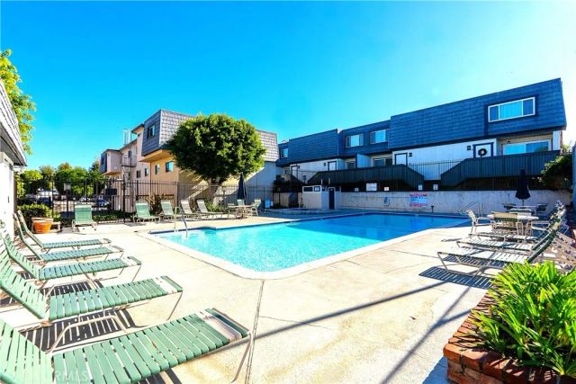 18550 Hatteras 16, Tarzana, CA 91356