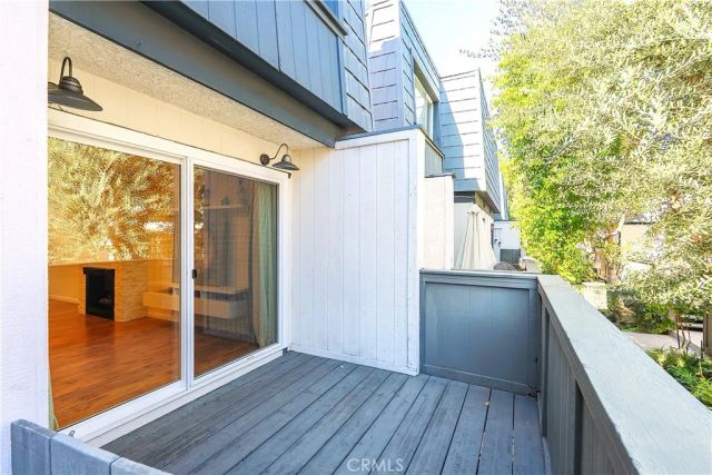 18550 Hatteras 16, Tarzana, CA 91356