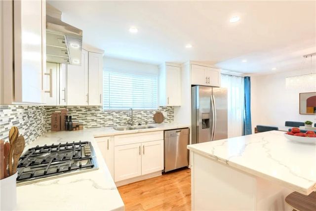 18550 Hatteras 16, Tarzana, CA 91356