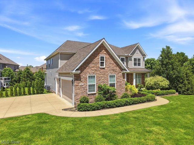 351 Glasgow Drive, Highland Heights, OH 44143