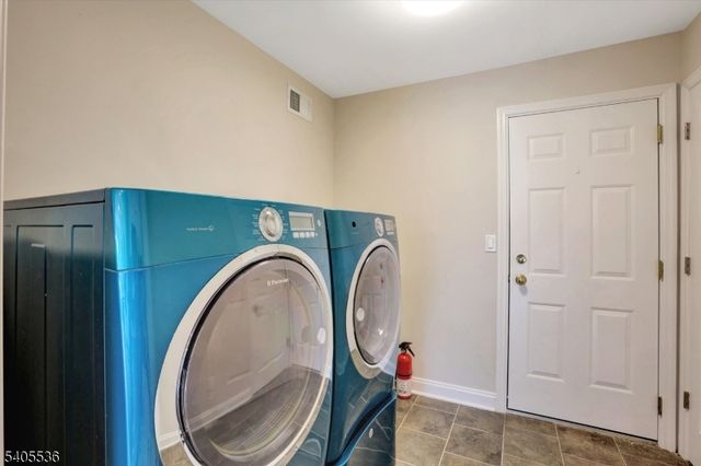 2 Post Oak Ct, Hardyston Twp., NJ 07419