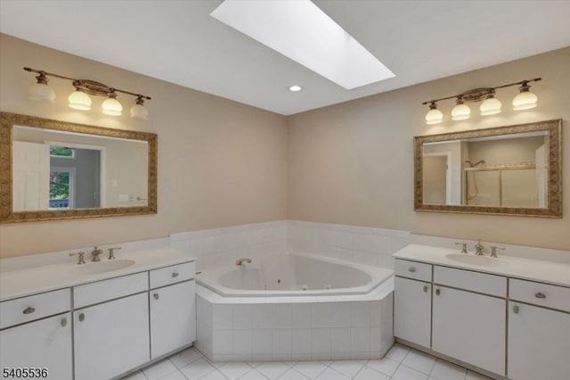 2 Post Oak Ct, Hardyston Twp., NJ 07419