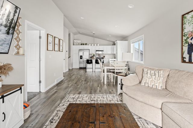 1011 Barnes Drive W, West Fargo, ND 58078