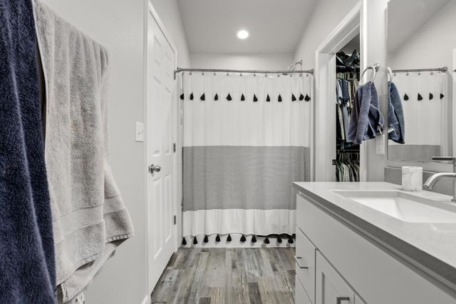 1011 Barnes Drive W, West Fargo, ND 58078