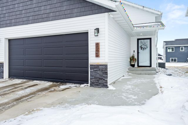 1011 Barnes Drive W, West Fargo, ND 58078