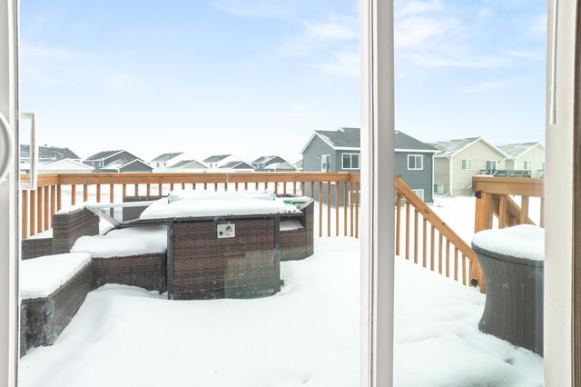 1011 Barnes Drive W, West Fargo, ND 58078