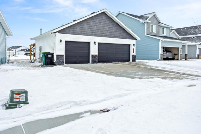 1011 Barnes Drive W, West Fargo, ND 58078