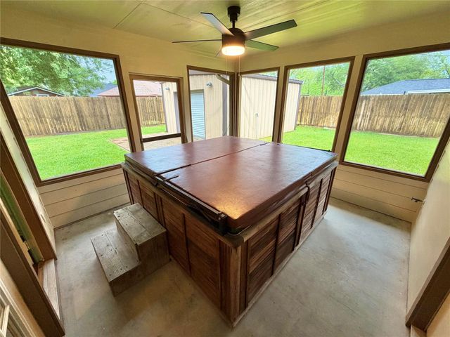 913 Cannan Drive, Angleton, TX 77515