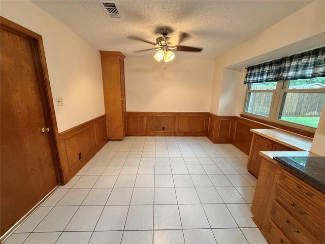 913 Cannan Drive, Angleton, TX 77515