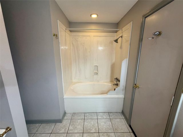 913 Cannan Drive, Angleton, TX 77515