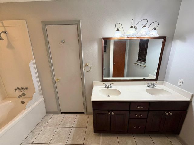 913 Cannan Drive, Angleton, TX 77515