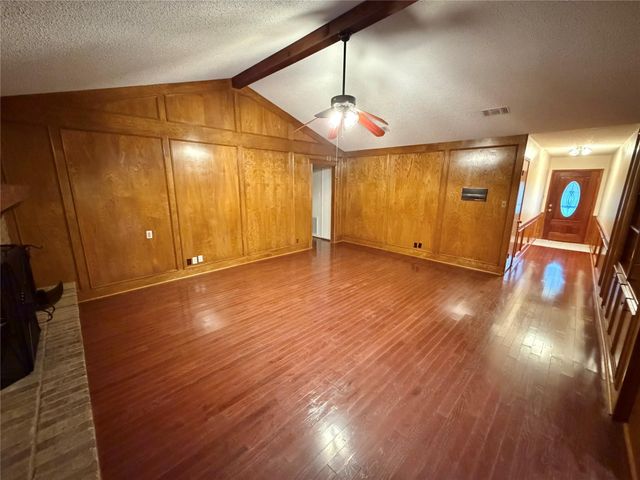 913 Cannan Drive, Angleton, TX 77515