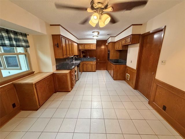 913 Cannan Drive, Angleton, TX 77515