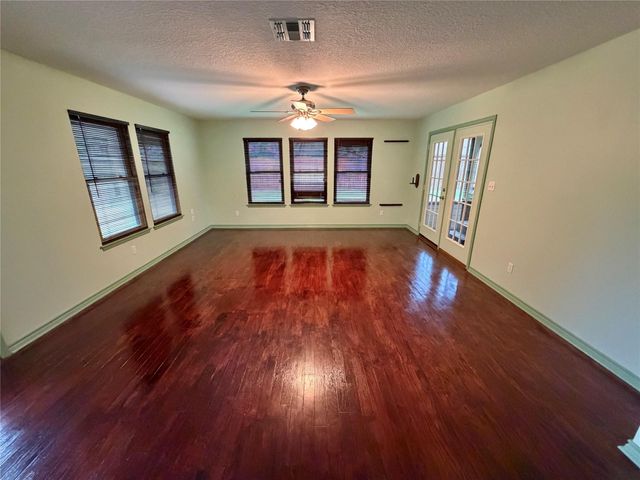 913 Cannan Drive, Angleton, TX 77515