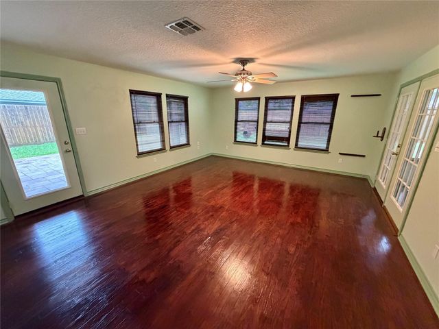 913 Cannan Drive, Angleton, TX 77515