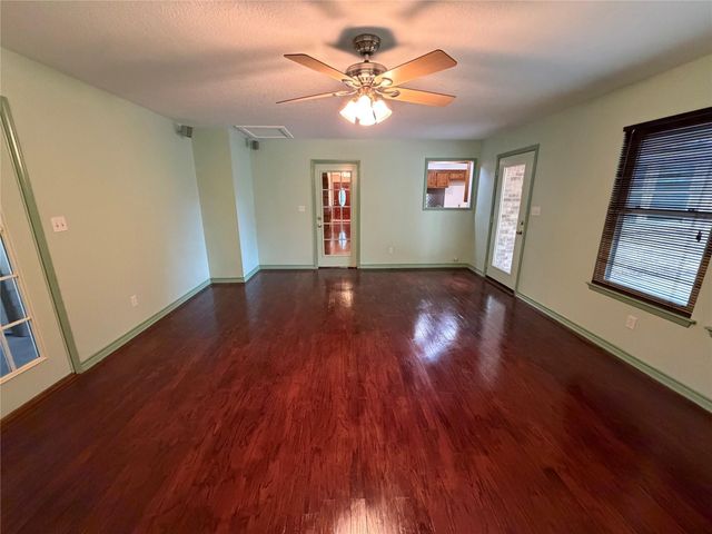 913 Cannan Drive, Angleton, TX 77515