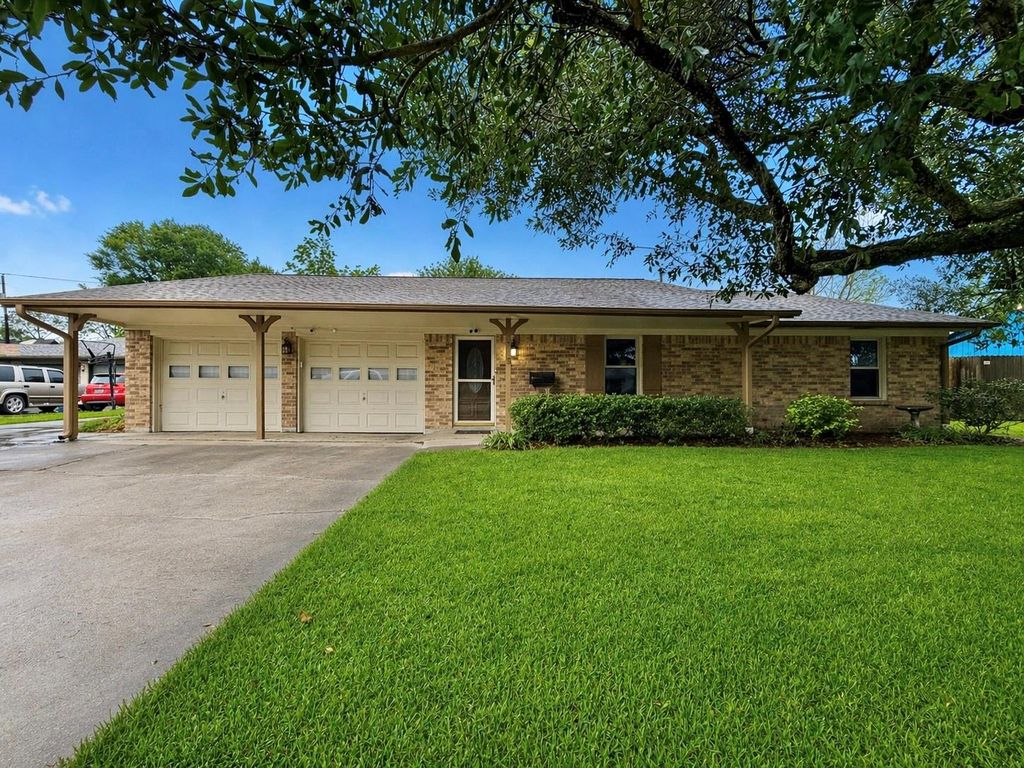 913 Cannan Drive, Angleton, TX 77515