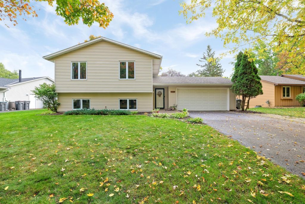 10359 Huntington Drive, Eden Prairie, MN 55347