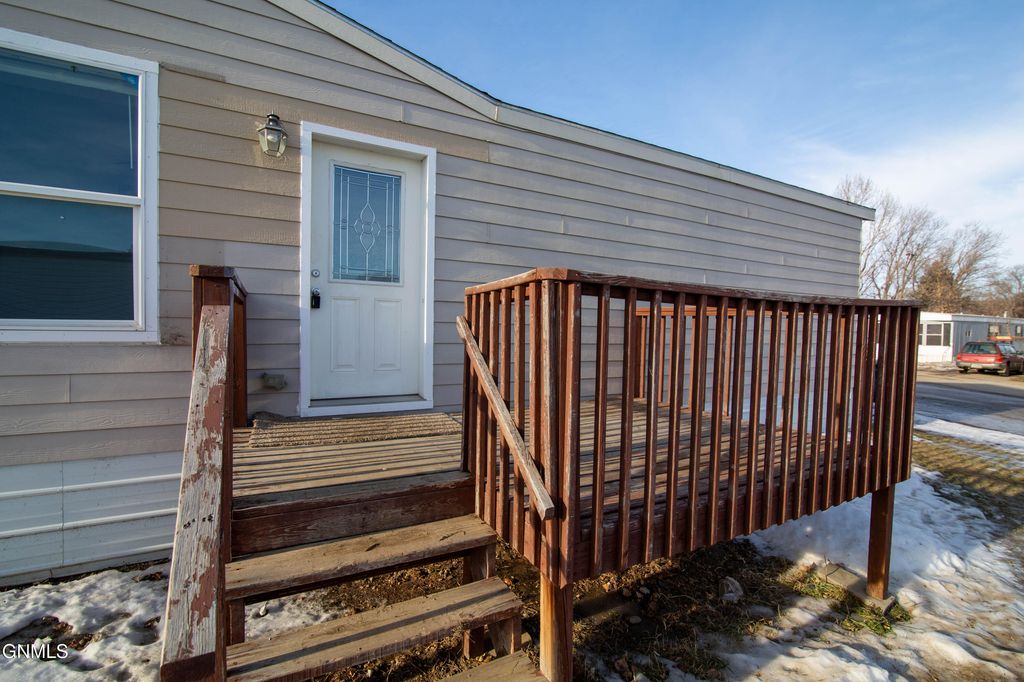 1305 Pioneer Trail, Mandan, ND 58554 photo 2