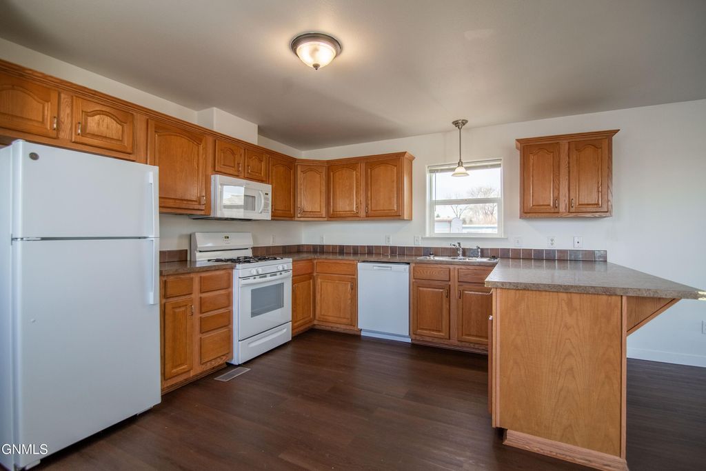 1305 Pioneer Trail, Mandan, ND 58554 photo 4