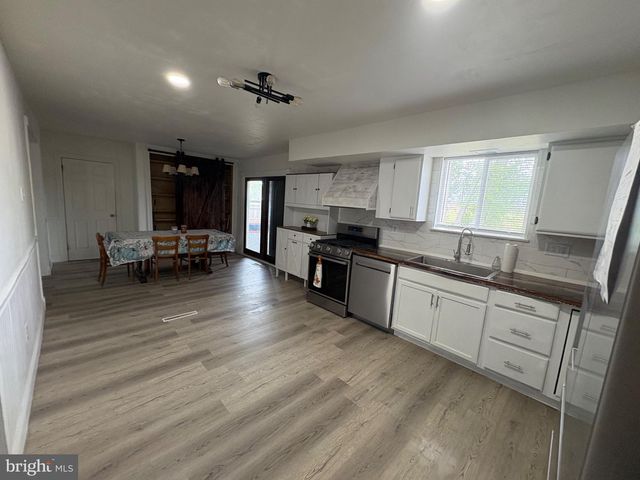40 WOODLANE DR, Blackwood, NJ 08012