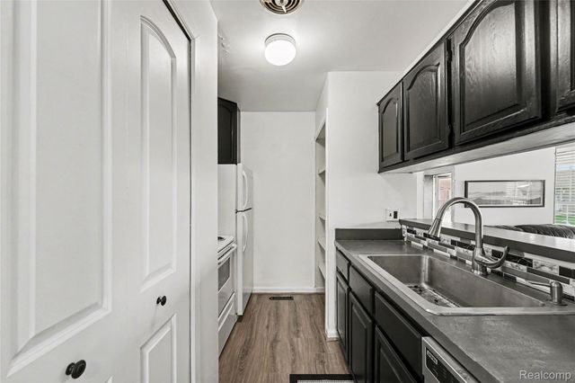 20036 Village Green Court, Brownstown Charter Township, MI 48183