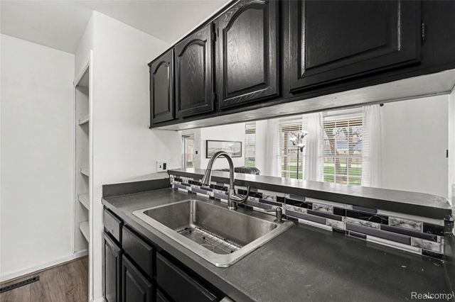 20036 Village Green Court, Brownstown Charter Township, MI 48183