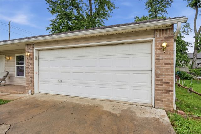 600 Huckleberry Lane, Springdale, AR 72764