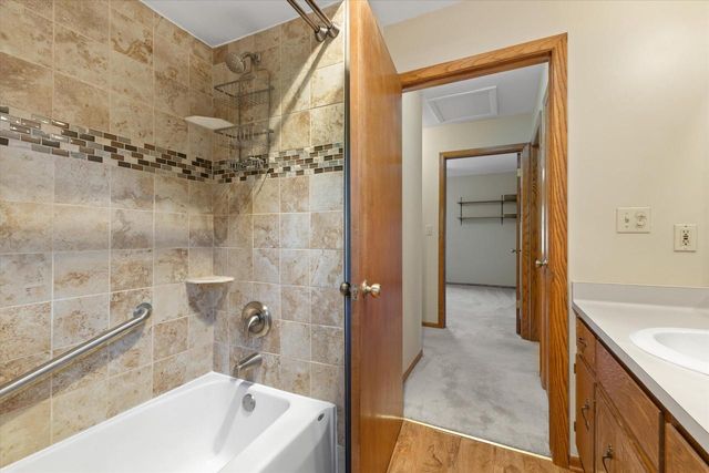 5630 Rachel GLEN, Racine, WI 53402