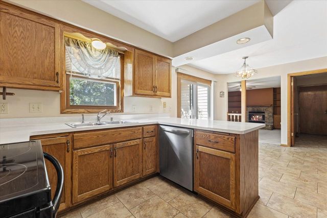 5630 Rachel GLEN, Racine, WI 53402