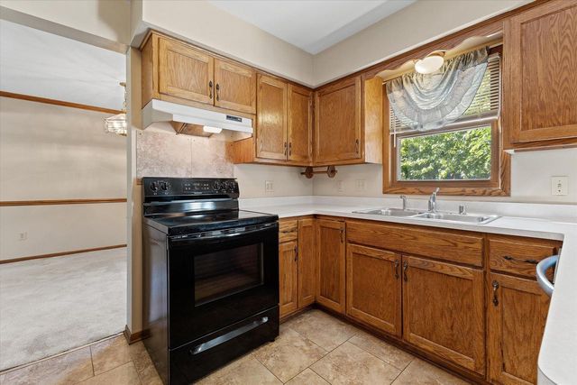 5630 Rachel GLEN, Racine, WI 53402