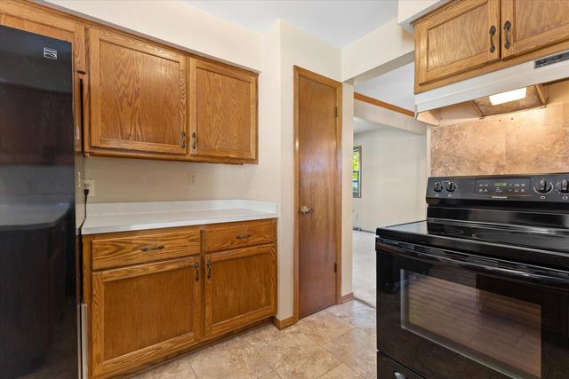 5630 Rachel GLEN, Racine, WI 53402