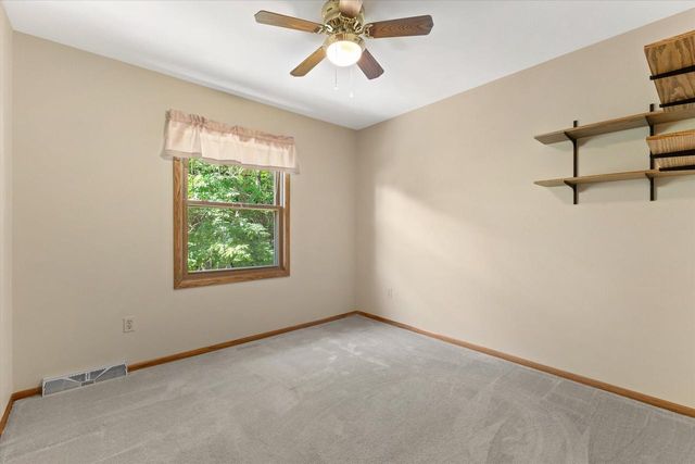 5630 Rachel GLEN, Racine, WI 53402