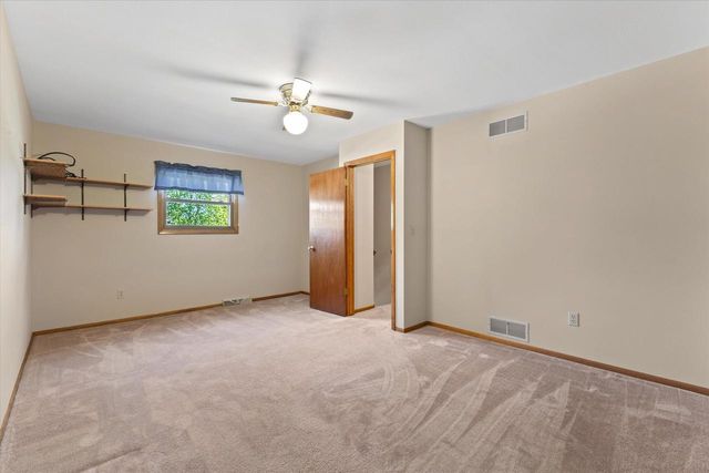 5630 Rachel GLEN, Racine, WI 53402