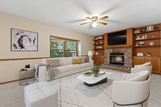 5630 Rachel GLEN, Racine, WI 53402