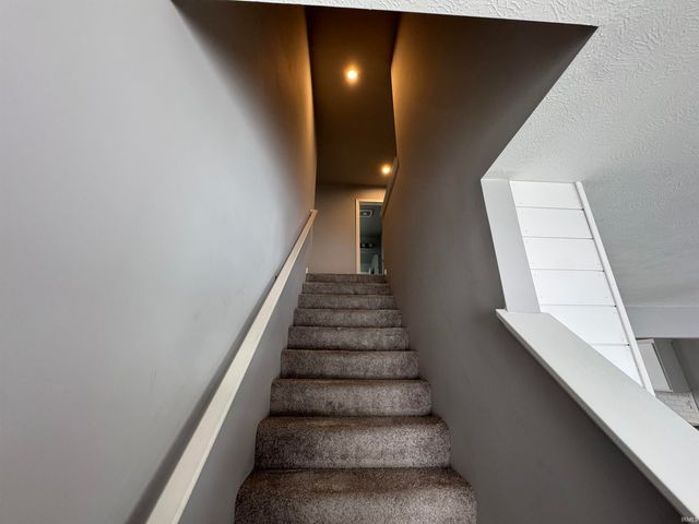 805 N Breezewood Drive, Lakeville, IN 46536